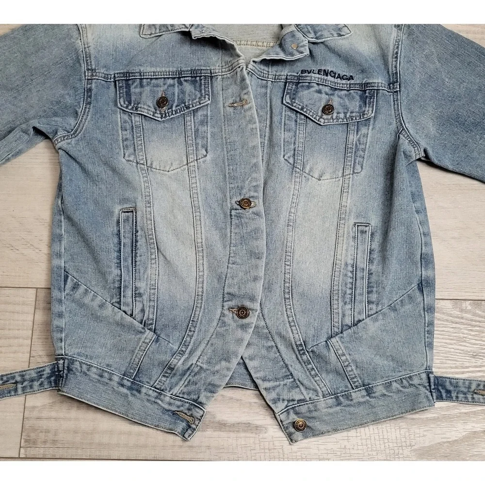 Vintage Style Denim Jacket Womens L Light Wash‎ Distressed Trucker Sloping Hem